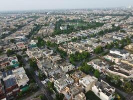 rettangolare sagomato insediamento di il ricco quartiere, guardare giù aereo Visualizza a partire dal sopra uccello occhio Visualizza ville con piscina su 22-07-2023 nel lahore Pakistan foto