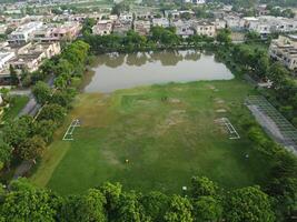 rettangolare sagomato insediamento di il ricco quartiere, guardare giù aereo Visualizza a partire dal sopra uccello occhio Visualizza ville con piscina su 22-07-2023 nel lahore Pakistan foto