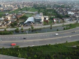 rettangolare sagomato insediamento di il ricco quartiere, guardare giù aereo Visualizza a partire dal sopra uccello occhio Visualizza ville con piscina su 22-07-2023 nel lahore Pakistan foto