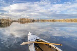 addobbato spedizione canoa su un' calma lago nel settentrionale Colorado, inverno scenario senza neve foto