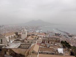 panorama di Napoli a partire dal castel Sant'Elmo offerte un' mozzafiato Visualizza di il della città vivace strade, storico punti di riferimento, e il ipnotizzante bellezza di il baia di Napoli foto