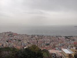 panorama di Napoli a partire dal castel Sant'Elmo offerte un' mozzafiato Visualizza di il della città vivace strade, storico punti di riferimento, e il ipnotizzante bellezza di il baia di Napoli foto