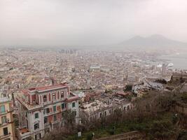 panorama di Napoli a partire dal castel Sant'Elmo offerte un' mozzafiato Visualizza di il della città vivace strade, storico punti di riferimento, e il ipnotizzante bellezza di il baia di Napoli foto