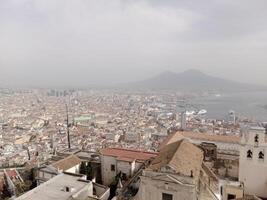 panorama di Napoli a partire dal castel Sant'Elmo offerte un' mozzafiato Visualizza di il della città vivace strade, storico punti di riferimento, e il ipnotizzante bellezza di il baia di Napoli foto