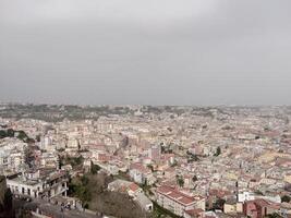 panorama di Napoli a partire dal castel Sant'Elmo offerte un' mozzafiato Visualizza di il della città vivace strade, storico punti di riferimento, e il ipnotizzante bellezza di il baia di Napoli foto