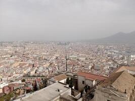 panorama di Napoli a partire dal castel Sant'Elmo offerte un' mozzafiato Visualizza di il della città vivace strade, storico punti di riferimento, e il ipnotizzante bellezza di il baia di Napoli foto