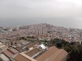 panorama di Napoli a partire dal castel Sant'Elmo offerte un' mozzafiato Visualizza di il della città vivace strade, storico punti di riferimento, e il ipnotizzante bellezza di il baia di Napoli foto