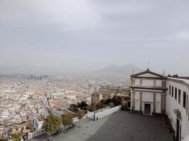 panorama di Napoli a partire dal castel Sant'Elmo offerte un' mozzafiato Visualizza di il della città vivace strade, storico punti di riferimento, e il ipnotizzante bellezza di il baia di Napoli foto