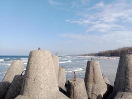 assunzione un' passeggiare lungo il porta e molo nel kolobrzeg, Polonia, offerte un' delizioso Esperienza con pittoresco visualizzazioni di il baltico mare e il vivace marittimo attività. foto