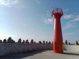 assunzione un' passeggiare lungo il porta e molo nel kolobrzeg, Polonia, offerte un' delizioso Esperienza con pittoresco visualizzazioni di il baltico mare e il vivace marittimo attività. foto