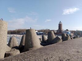 assunzione un' passeggiare lungo il porta e molo nel kolobrzeg, Polonia, offerte un' delizioso Esperienza con pittoresco visualizzazioni di il baltico mare e il vivace marittimo attività. foto