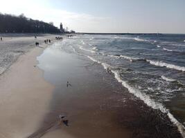 assunzione un' passeggiare lungo il porta e molo nel kolobrzeg, Polonia, offerte un' delizioso Esperienza con pittoresco visualizzazioni di il baltico mare e il vivace marittimo attività. foto