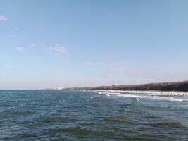 assunzione un' passeggiare lungo il porta e molo nel kolobrzeg, Polonia, offerte un' delizioso Esperienza con pittoresco visualizzazioni di il baltico mare e il vivace marittimo attività. foto