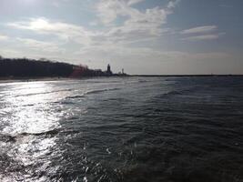 assunzione un' passeggiare lungo il porta e molo nel kolobrzeg, Polonia, offerte un' delizioso Esperienza con pittoresco visualizzazioni di il baltico mare e il vivace marittimo attività. foto