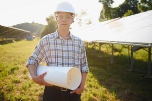 installazione e cablaggio di indipendente, autonomo solare foto voltaico pannello sistema. avvicinamento di giovane elettricista nel elmetto. alternativa energia concetto.