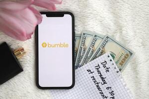 kiev, Ucraina - febbraio 23, 2024 Bumble logo di famoso incontri sito web o App su i phone Schermo foto