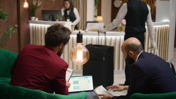 gestione squadra condivisione nuovo idee e strategie per creare importante sviluppo progetto, Abbracciare una persona culturale diversità a ufficiale conferenza. Due attività commerciale partner nel su misura completo da uomo a Hotel. foto