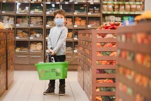 ragazzo indossa protetta maschera nel negozio. shopping tempo durante coronavirus scoppio.ragazzo nel un' medico maschera. quarantena e protezione virus, influenza, epidemico covid19. coronavirus quarantena foto