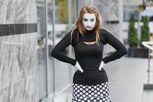 il ragazza con trucco di il mimo. improvvisazione. mimo Spettacoli diverso emozioni foto