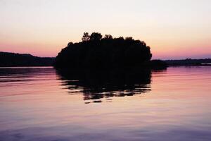 bellissimo tramonto su il Danubio fiume nel voivodina, Serbia. isola con riflessione su rosa cielo e acqua. foto