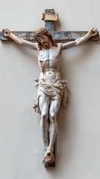 ai generato scultura di Gesù Cristo su il attraversare. crocifisso di il salvatore. concetto di Pasqua, divinità, fede, crocifissione, redenzione, risurrezione, religioso, cristiano credenze. bianca sfondo foto