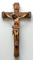 ai generato crocifisso Gesù Cristo, lavorato nel Di legno. scultura di Cristo su attraversare. crocifisso di il salvatore. concetto di Pasqua, divinità, crocifissione, redenzione, religioso. isolato su bianca fondale foto