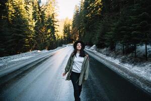 contento ragazza con cappello nel foresta a montagna strada sfondo, rilassare tempo su vacanza concetto viaggio ,colore di Vintage ▾ tono e morbido messa a fuoco. foto