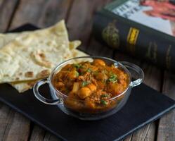 aloo nakhi o aloo karahi con pane servito nel un' piatto isolato su taglio tavola lato Visualizza di prima colazione su di legno sfondo foto