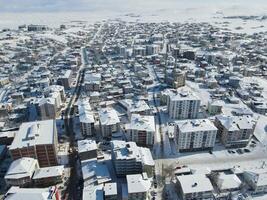 superiore Visualizza a partire dal un' fuco di un' nevoso città. sarikaya,yozgat,turchia foto