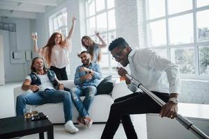 il giovane ragazzo afroamericano alla moda decide di mostrare la sua estensione vocale foto