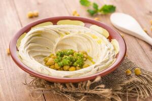hummus piatto servito nel piatto isolato su tavolo lato Visualizza di Arabo cibo foto