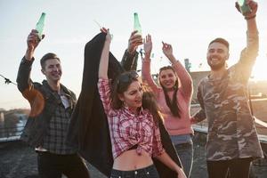 tutto sulla festa e divertirsi. i giovani sul tetto festeggiano foto