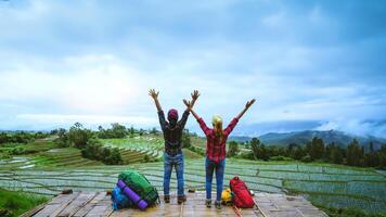 amante donna e uomo asiatico viaggio natura. viaggio relax. punto di vista riso campo di il campo su il Moutain papongpieng nel estate. thailandlover donna e uomo asiatico viaggio natura. viaggio relax. foto