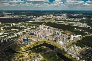 superiore Visualizza di il nazionale biblioteca e un' nuovo Quartiere con un' parco nel minsk-il capitale di il repubblica di bielorussia, un' pubblico edificio foto