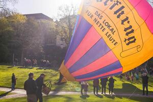 Ludwigsburg, Germania - marzo 23, 2024.a uomo si gonfia un' Palloncino a un' Palloncino Festival foto