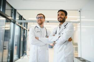 un indiano medico con un' europeo medico collega. multirazziale squadra concetto foto