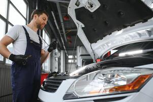 auto meccanico controllo il olio livello nel auto motore, revisioni motore acqua livello astina di livello, concetto di controllo il motore olio livello ogni tempo prima partenza. foto