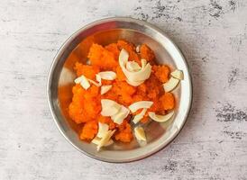 gajar ka halwa servito nel un' piatto isolato su sfondo superiore Visualizza di indiano e pakistano desi cibo foto