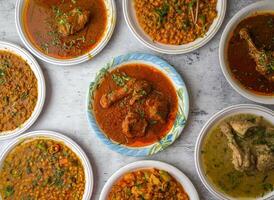 pollo o Manzo rosso karahi, daal luna, miscuglio, chana, Channay, Korma, Nihari, friggere, makhni, ecco, bianco karahi servito nel un' piatto isolato su tavolo superiore Visualizza di indiano e assortito pakistano desi cibo foto