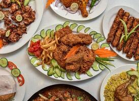 pollo vapore arrosto, biryani, tikka boti, seekh kaba, hamburger, insalata e patatine fritte servito nel un' piatto isolato su grigio sfondo superiore Visualizza di indiano, pakistano cibo foto