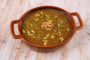 arabo khabeesa halwa eid dolce servito nel piatto isolato su tavolo superiore Visualizza di Arabo dolce foto
