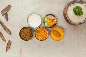 Bangalore, indiano misto thali con Korma, pollo curry, insalata, raita pianura riso servito nel un' piatto isolato su tavolo superiore Visualizza di indiano spezie cibo foto