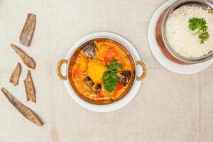 fungo jalfrezi con pianura riso servito nel un' piatto isolato su tavolo superiore Visualizza di indiano spezie cibo foto