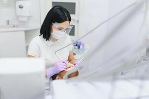 uomo avendo un' visitare a il dentista. bello paziente seduta su sedia a dentista ufficio nel dentale clinica. foto