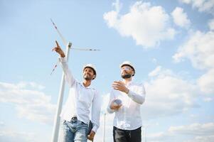Due ingegneri discutere contro turbine su vento turbina azienda agricola. foto