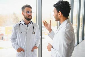 Due giovane maschio medici nel il clinica foto