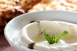 labnah con aglio servito nel piatto avvicinamento lato Visualizza di arabo cibo foto