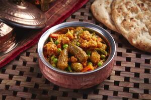 amore curry o amaca curry con misto verdure e pane servito nel piatto isolato su tavolo lato Visualizza di mezzo est cibo foto