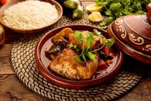 marocchino pollo e verdure tangine con couscous e pane servito nel un' piatto isolato su di legno sfondo lato Visualizza foto