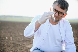 suolo campionamento. agronomo assunzione campione con suolo sonda campionatore. ambientale protezione, biologico suolo certificazione, ricerca foto